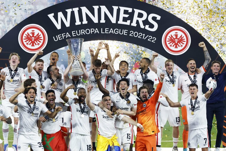 鎌田大地らチームメートとともにEL優勝を喜ぶ　©Daisuke Nakashima