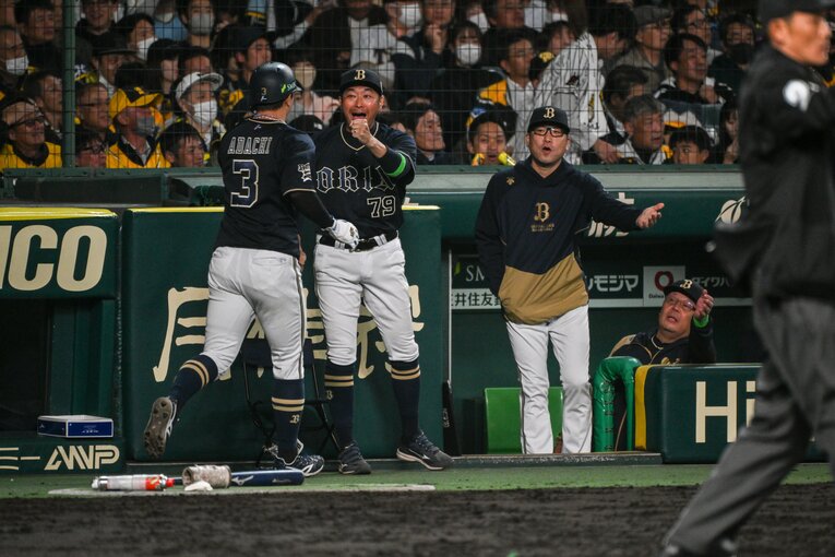 安達を出迎える中嶋監督ら　©︎Nanae Suzuki