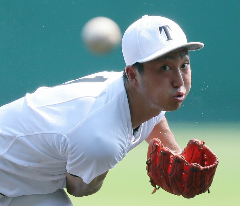 甲子園で熱投する東邦・藤嶋健人　©JIJI PRESS