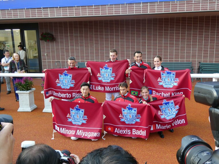 世界各地から参戦する騎手たちと　©Oaks Inoue