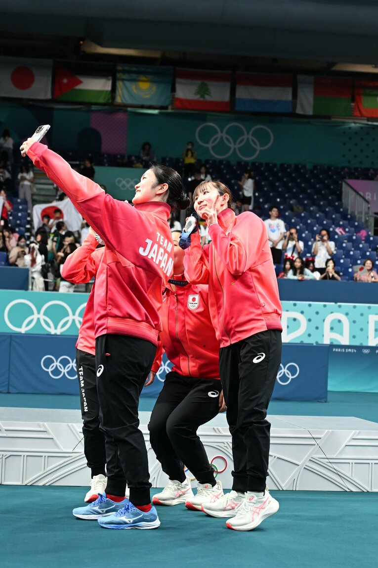 メダリストセルフィーを撮影する4人　©Naoya Sanuki/JMPA