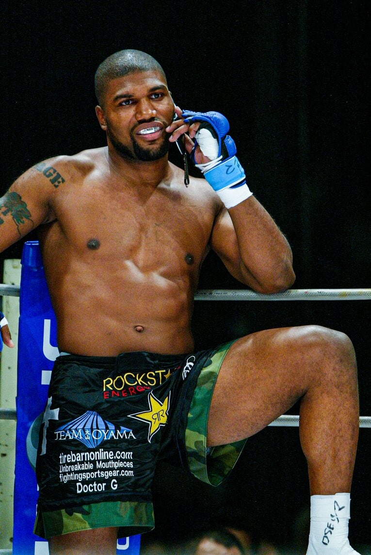 シウバとの決戦を前に、携帯電話でガールフレンドにプロポーズするジャクソン　©Susumu Nagao