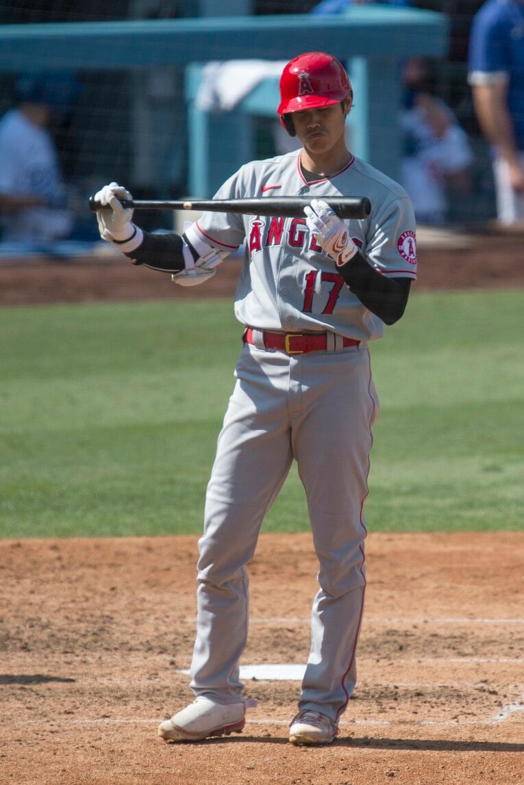 バットを見つめる大谷翔平。昨季はなかなか調子が上がらなかった　©AFLO