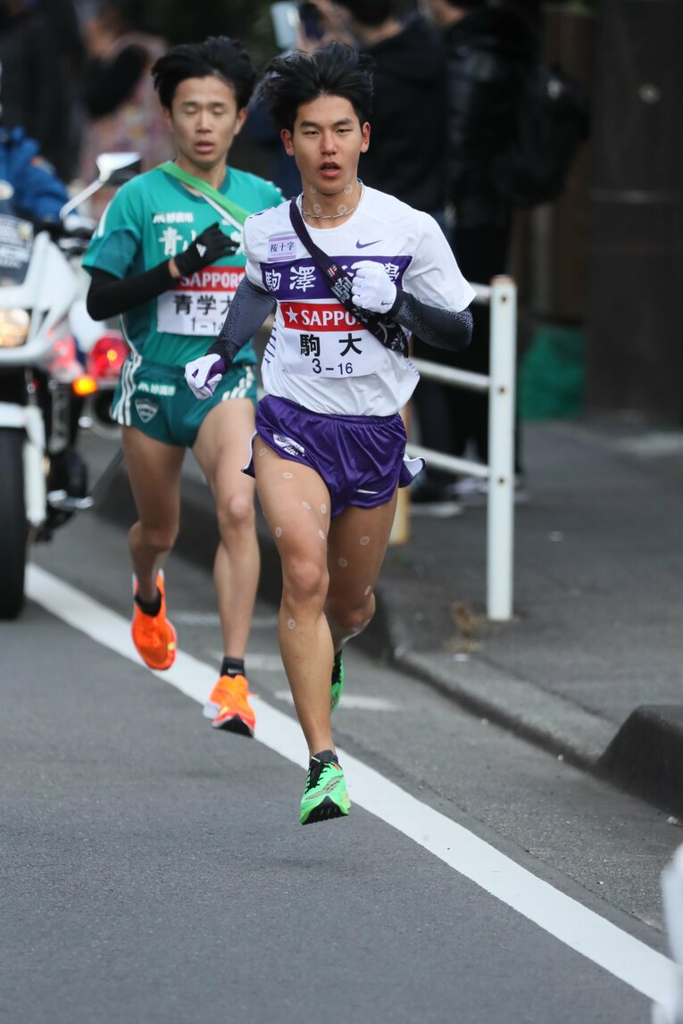 5区・山川、青学の脇田幸太朗をスタート直後に突き放す　©JMPA