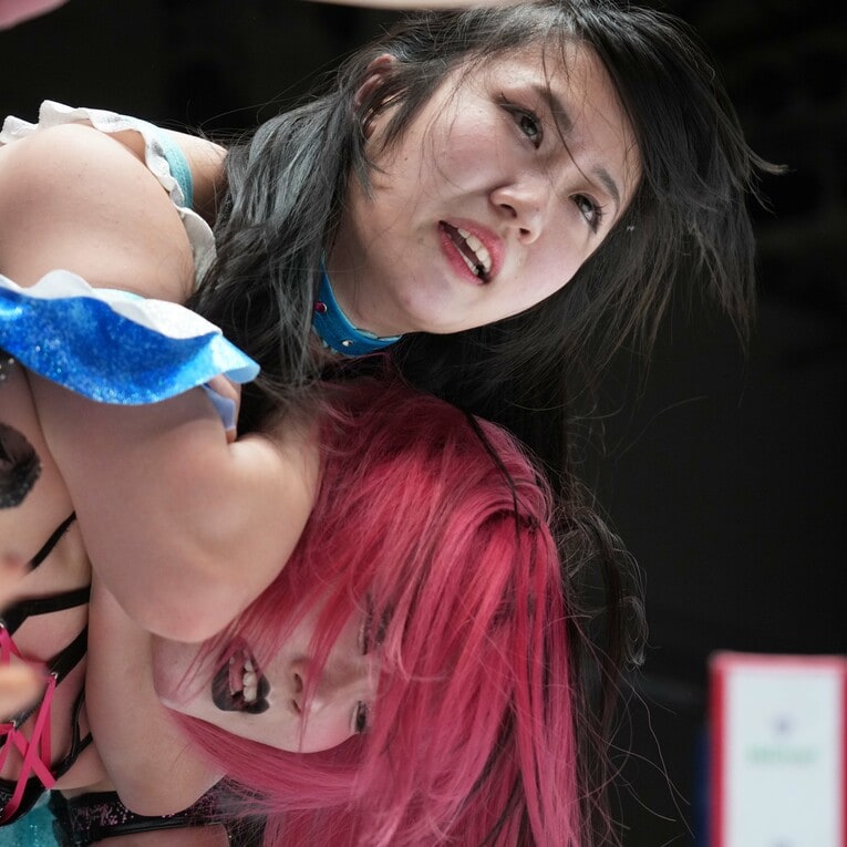 吏南をスリーパーホールドで攻める玖麗さやか　©Essei Hara