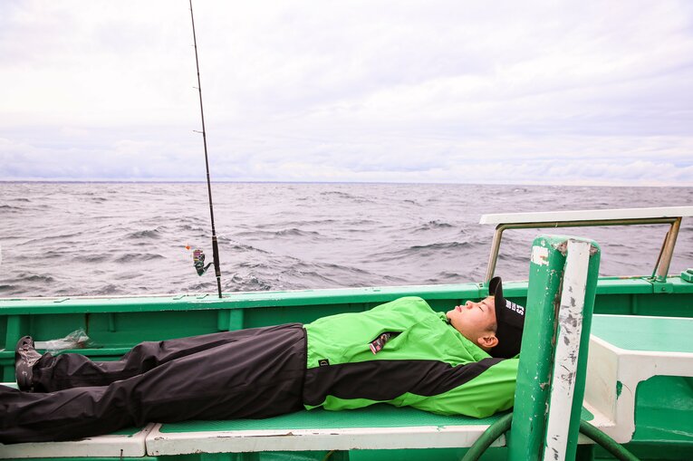 釣り船で優雅に昼寝　©Susumu Nagao