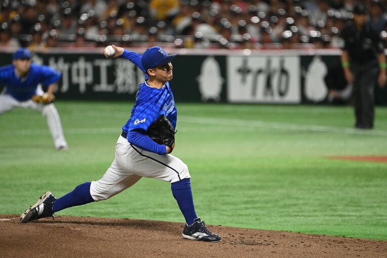 日本シリーズ第3戦、力投する東克樹　©Naoya Sanuki