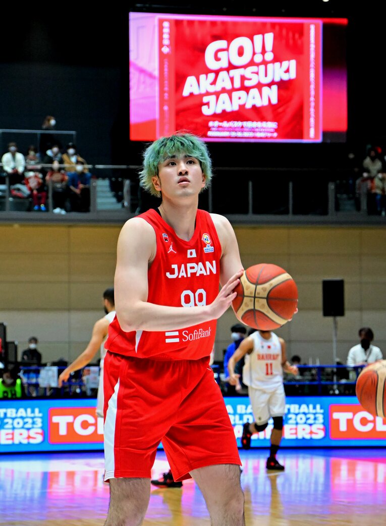 2023年のW杯予選での川真田。奇抜な緑色の髪色で躍動した　©AFLO