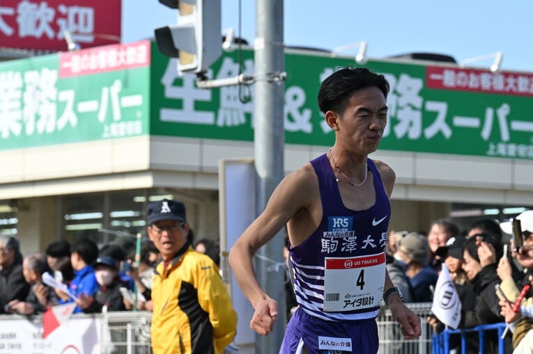 上尾ハーフ、2位でゴールする駒澤大・桑田　©Takashi Shimizu