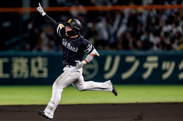 日本シリーズ第5戦、延長11回に日本一を決める値千金の決勝弾を放ったソフトバンクの野村勇 ／ photograph by Kiichi Matsumoto