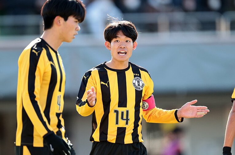 昨年度大会に続き、選手権ベスト8で姿を消した前橋育英。エース番号「14」を背負ったキャプテン徳永涼は「やれることは全部やりました」と前を向いた ／ photograph by AFLO SPORT