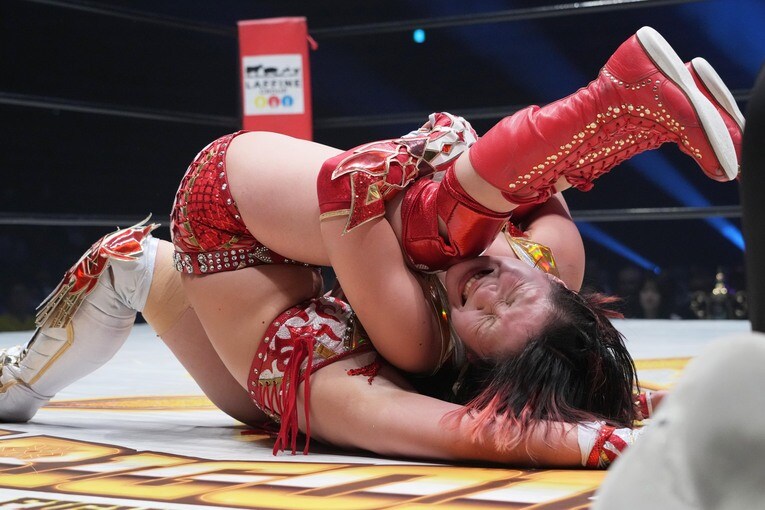 林下詩美はSareeeから３カウントを奪った　©Essei Hara