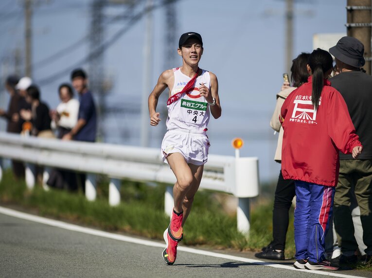 全日本大学駅伝7区を走る中大・吉居駿恭（3年）。今年の箱根駅伝（7区）では区間賞の走りを見せたが…【1枚目／全2枚】　©Yuki Suenaga