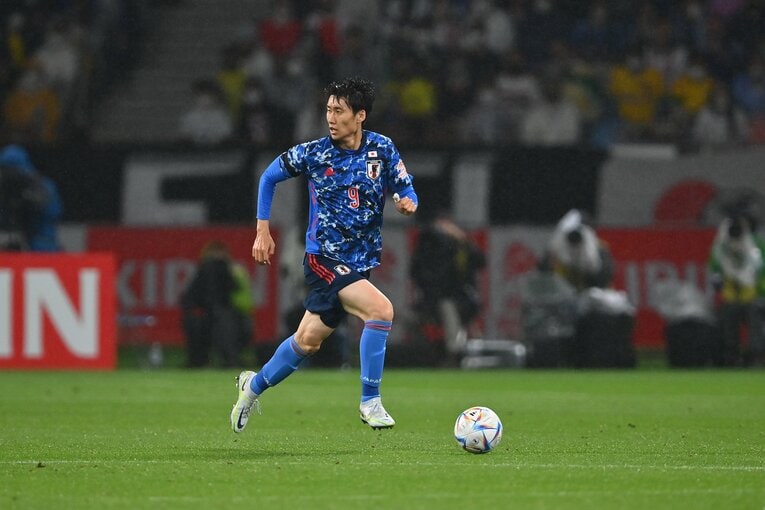 ボールを前線に運ぶ鎌田大地　©Takuya Kaneko/JMPA