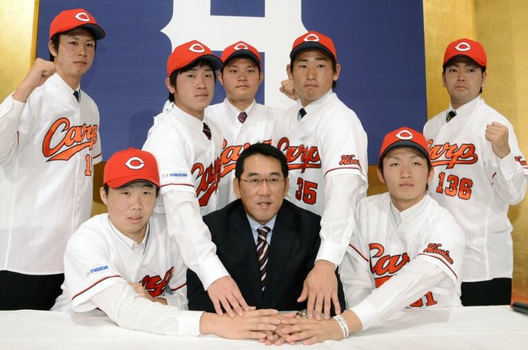 2012年に行われたカープの新入団記者会見。前列左からドラフト1位の高橋大樹、野村謙二郎監督（当時）、ドラフト2位の鈴木誠也 ／ photograph by KYODO