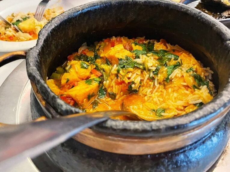 「山の斜面にスタジアム」「守田英正のお薦め料理は…」日本代表MFが戦う“離島クラブ”は美しい風景とグルメ満載だった《現地で撮影》(31)