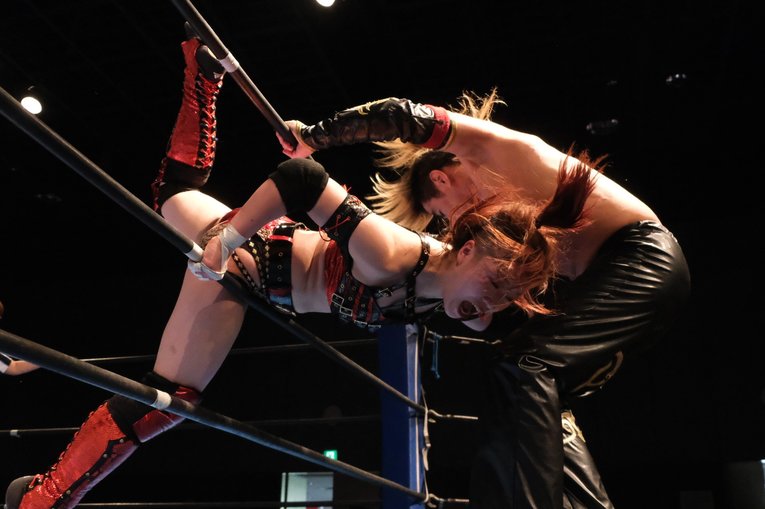 「いつか、傷だらけの背中でウェディングドレスを」 18歳の女子レスラー・鈴季すずが大流血を「嬉しい」と語る理由(20)