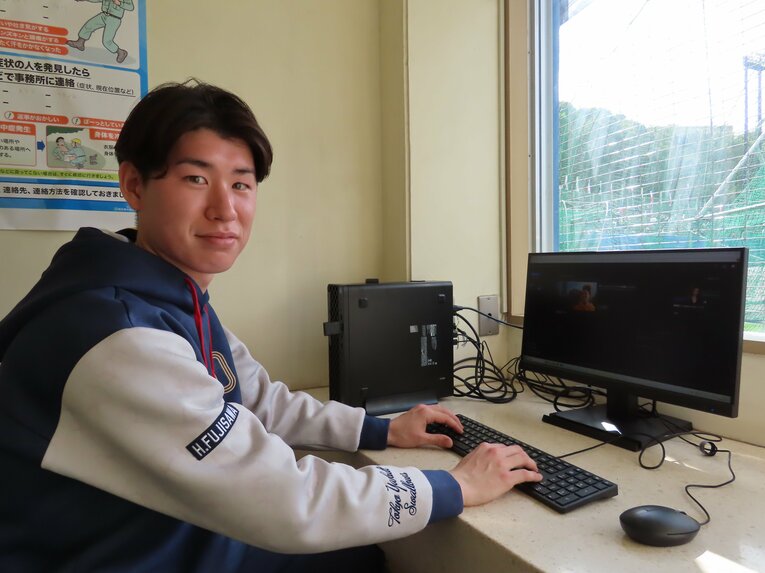 画像編集用のパソコンを操作する©Kou Hiroo