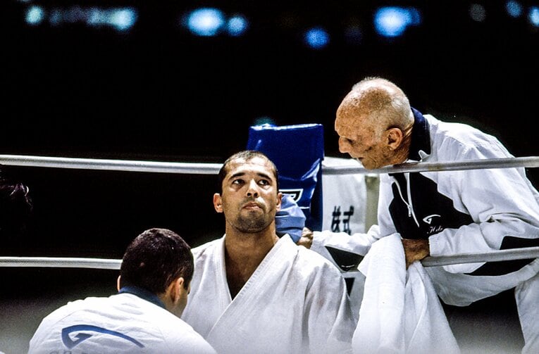 疲労困憊の息子ホイスに声をかけるグレイシー柔術の始祖エリオ・グレイシー