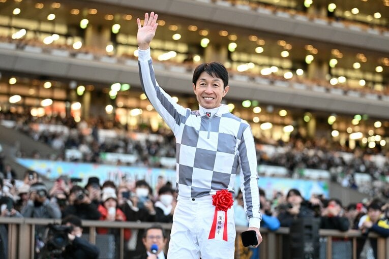東京競馬場の大歓声を浴びる武豊　©Keiji Ishikawa