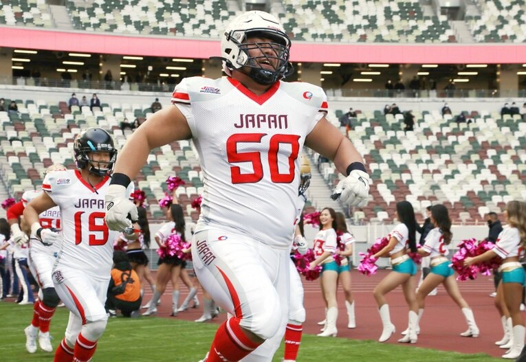 1月22日、アメリカ・アイビーリーグ選抜との試合。写真中央、50番が花田。アメフト転向から1年も経たずして全日本選抜として出場した（2／2枚）　©JIJI PRESS