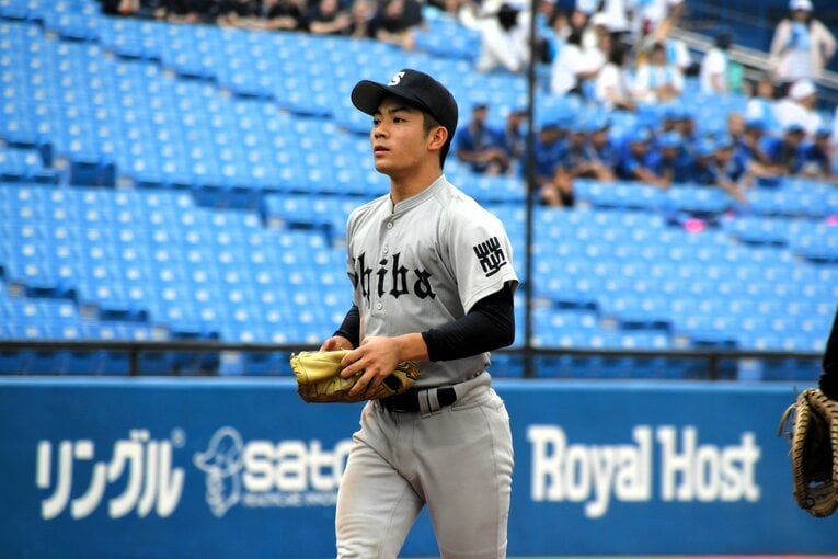 防具を脱ぎ、8回裏から３番手投手として登板した芝の久米主将　©Asahi Shimbun