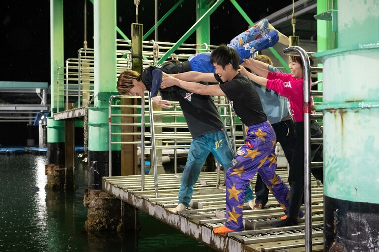 水面に放り投げられる遠藤エミ