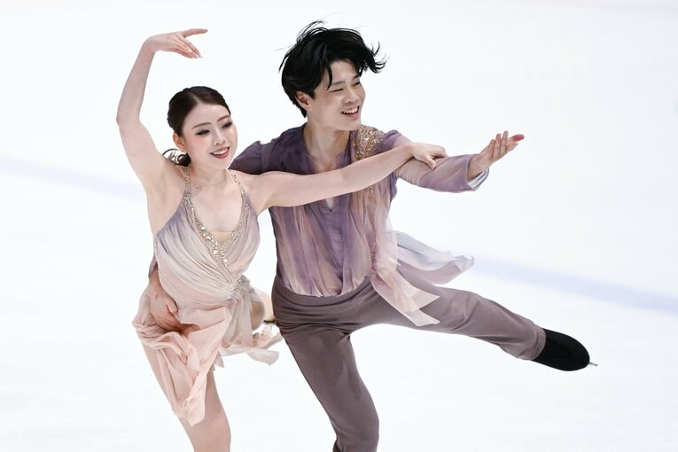 初の国際大会出場となった「木下グループ杯」で演技を行う紀平梨花・西山真瑚　©Asami Enomoto【スワイプするとそのほかの写真もご覧になれます】