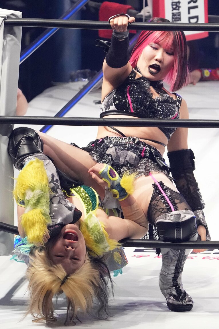 姉の羽南を痛めつける吏南　©Masashi Hara