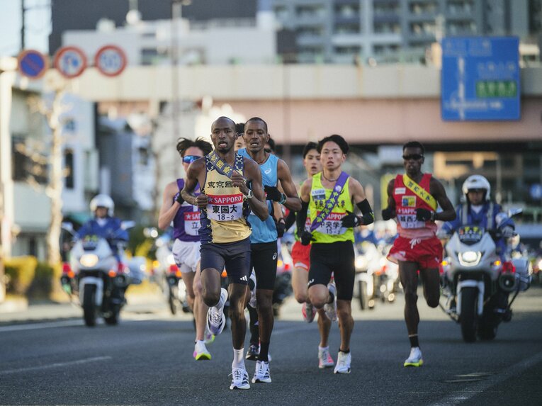 東京国際大2区のリチャード・エティーリ（2年）。最終的に12人抜きで、ヴィンセントがもっていた区間新記録を塗り替えた（1時間5分31秒）　©Yuki Suenaga