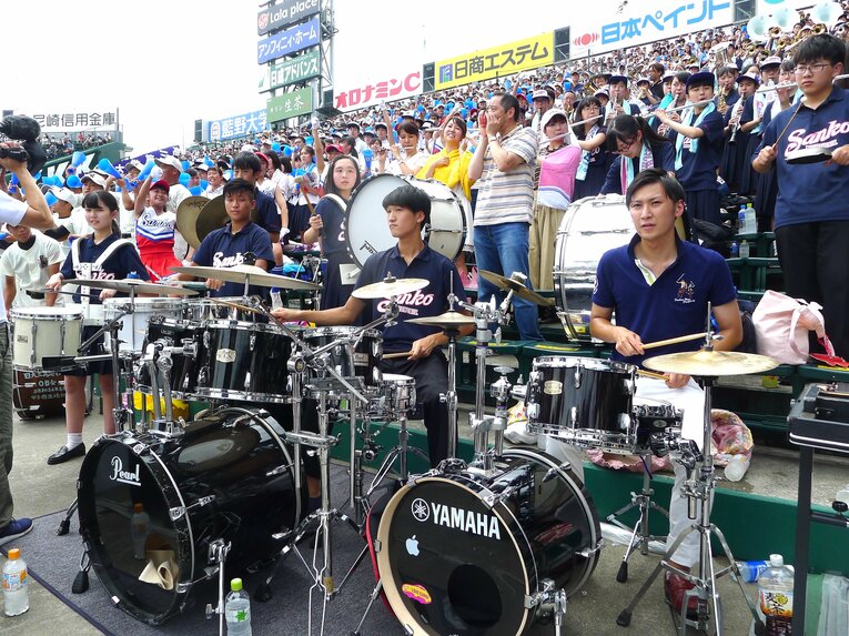 神宮球場では打楽器禁止のため、甲子園では荒ぶるツインドラムで臨む日大三アルプス（2018年夏） ©Yukiko Umetsu