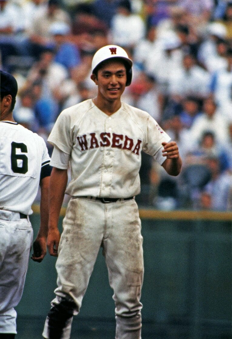 池田高に敗れ、最後の夏を終えた早実・荒木大輔。塁上で山口（左）と言葉をかわしていた　©︎Katsuro Okazawa/AFLO