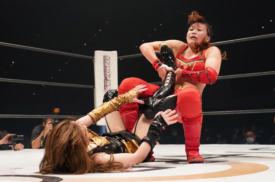 プロレスファンを熱くさせる「10.9」の伝説…朱里が、林下詩美が、そして飯伏幸太が継承した“足4の字固め”<Number Web> photograph by Essei Hara