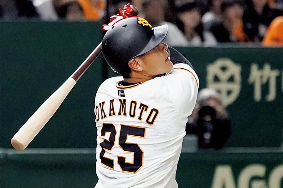 成長を続ける岡本和真に、原監督が説く「4番の心得」。~こんなに分厚い右打者がいただろうか~<Number Web> photograph by KYODO