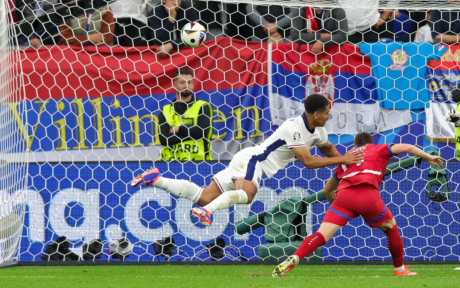 相手マーカーをもろともしないベリンガムのゴール ©Getty Images