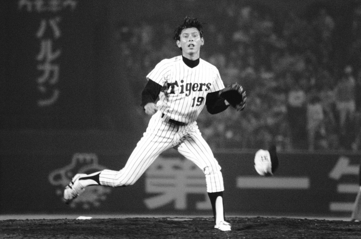 巨人戦で帽子を飛ばして力投する小林 ©JIJI PRESS