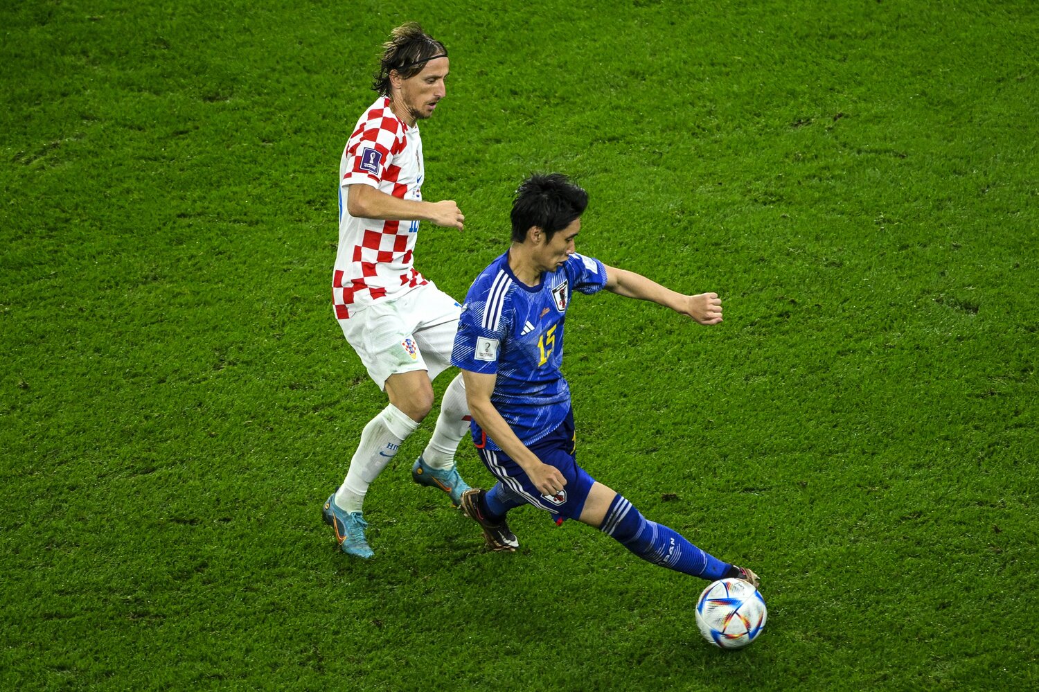 カタールW杯クロアチア戦、モドリッチとマッチアップする鎌田　©Takuya Sugiyama/JMPA