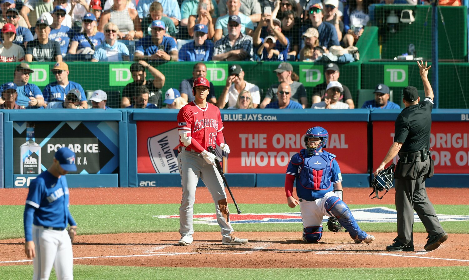 ブルージェイズ戦で申告敬遠される大谷 ©JIJI PRESS