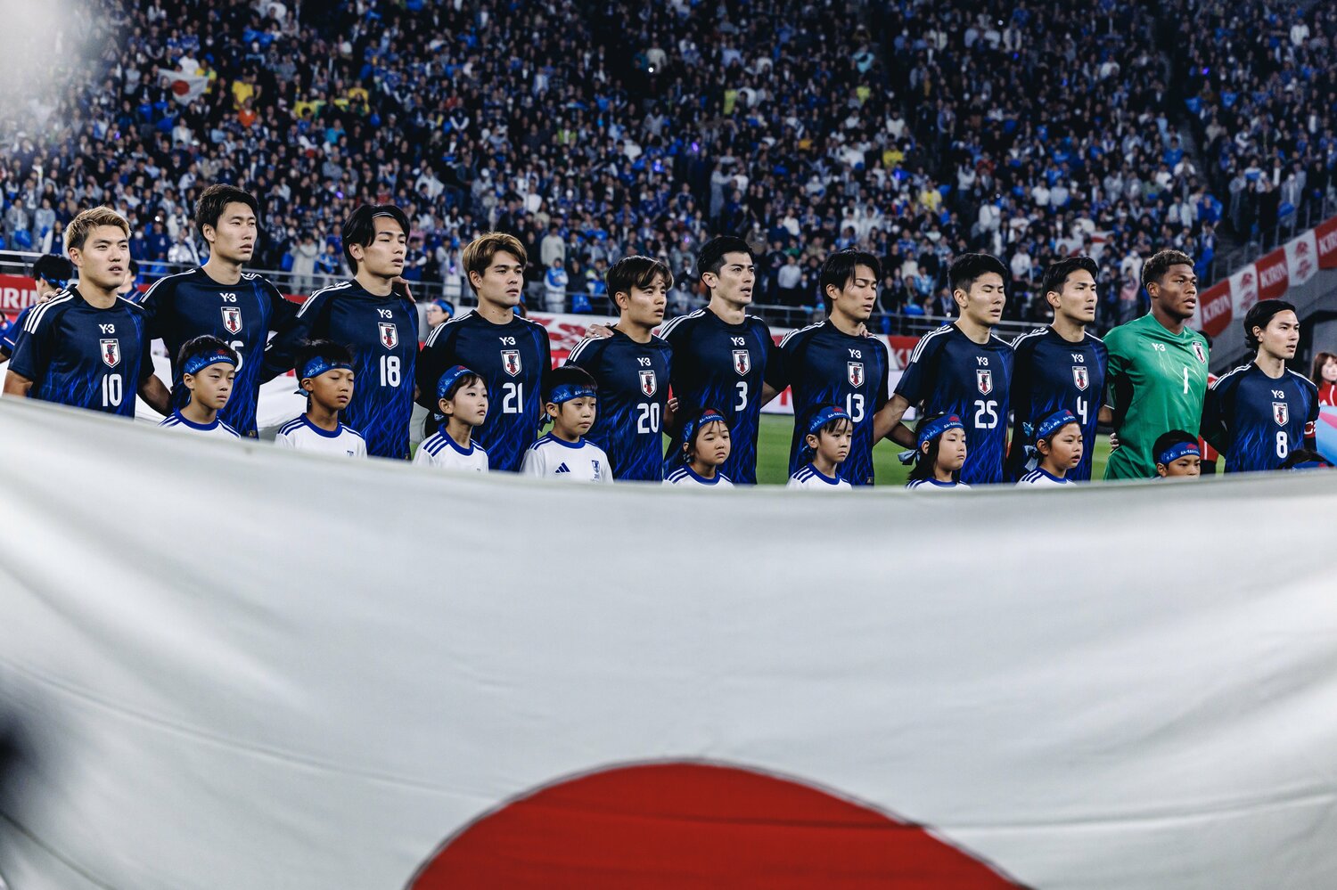 10月のブラジル戦、君が代を歌う日本代表メンバー ©Kiichi Matsumoto