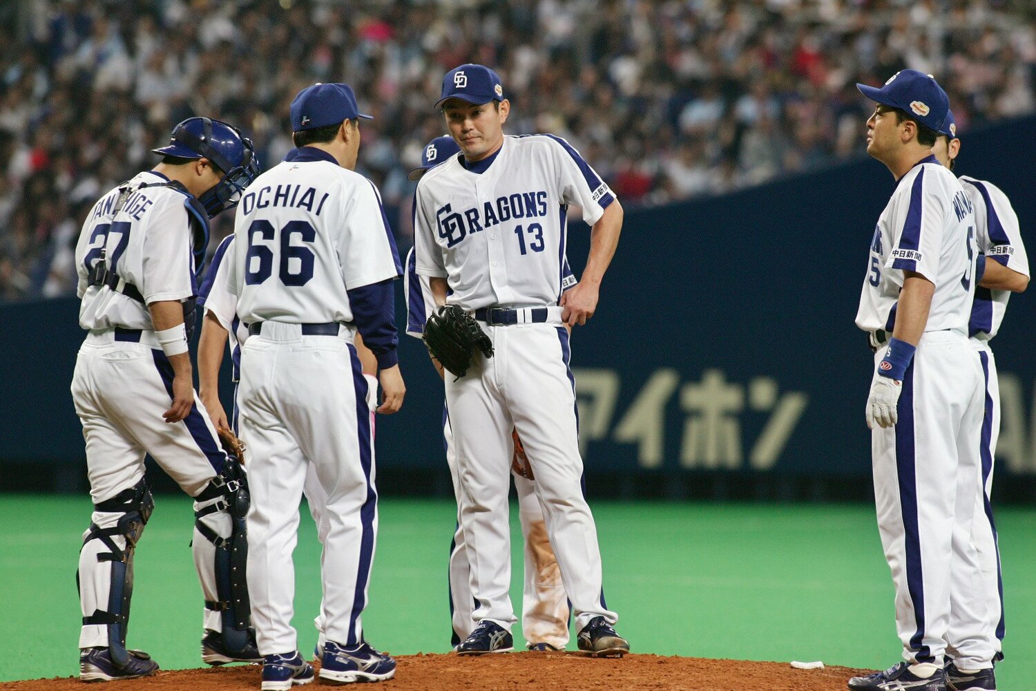 2006年の日本シリーズ。登板する岩瀬に落合博満監督が声をかける　©︎JIJI PRESS