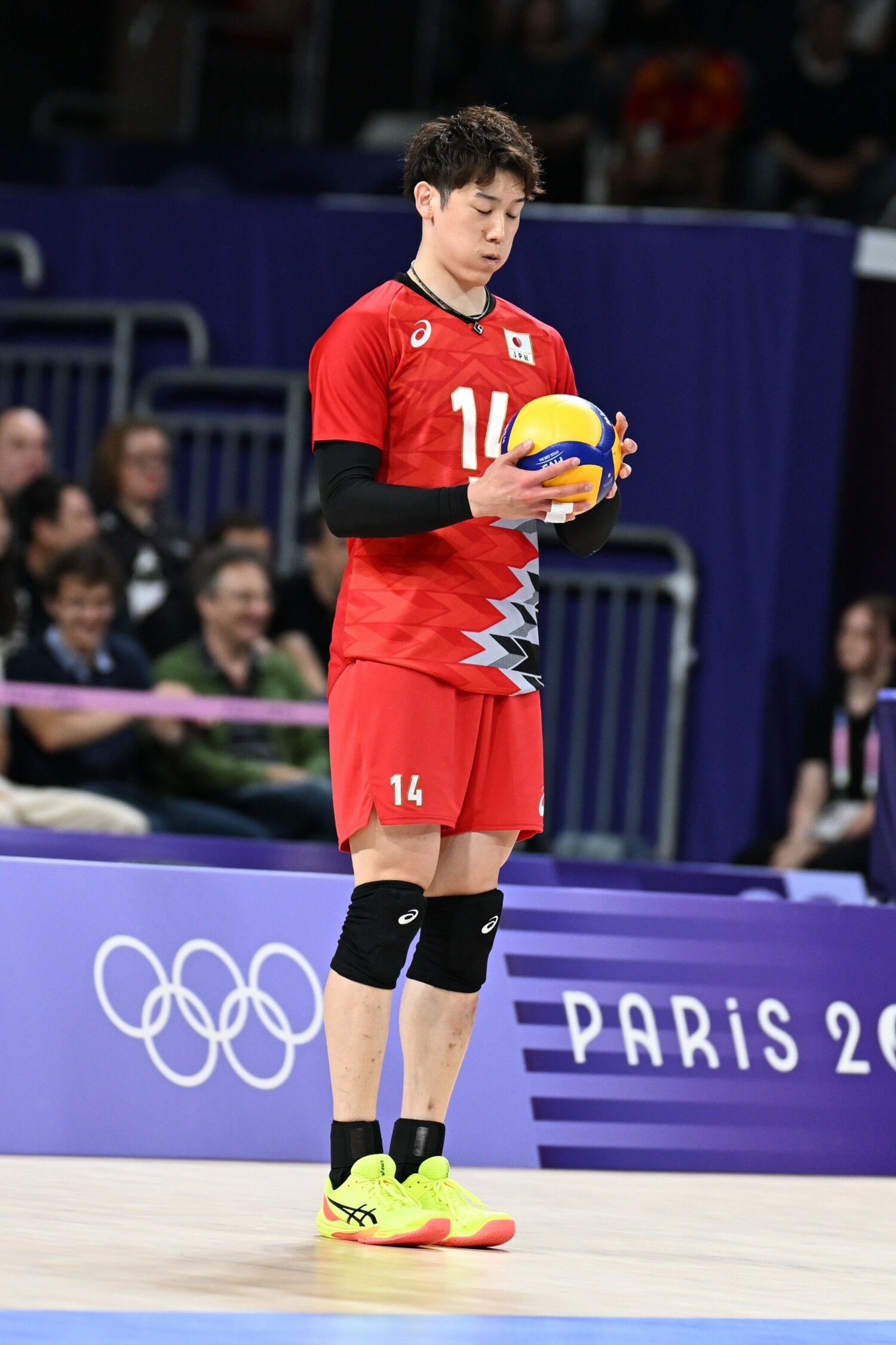 サーブに集中する石川祐希　©︎Naoya Sanuki/JMPA