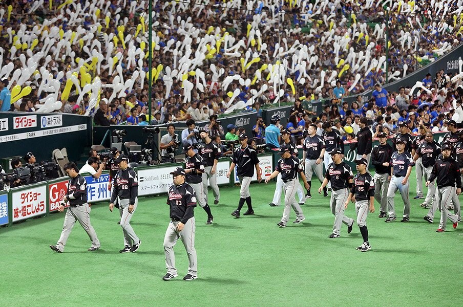 CS敗退の伊東監督、滲む無念の思い。「ロッテの野球」とはなんだったのか？＜Number Web＞ photograph by NIKKAN SPORTS