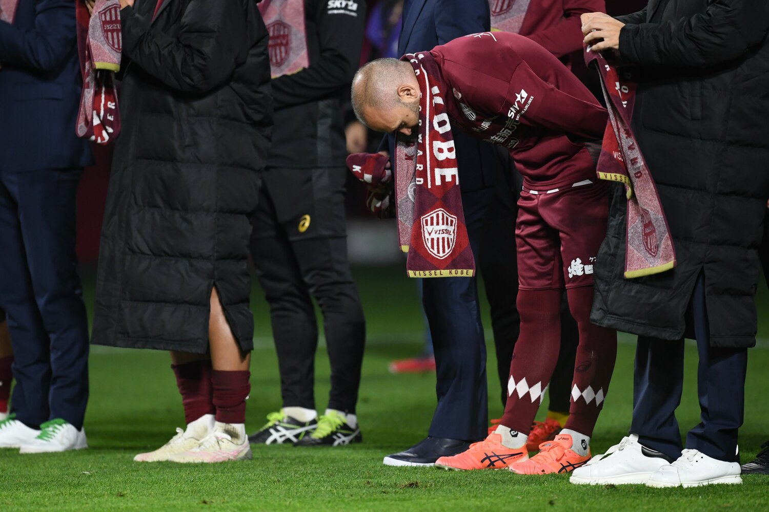 深々とサポーターに礼をするアンドレス・イニエスタ（2020年撮影）