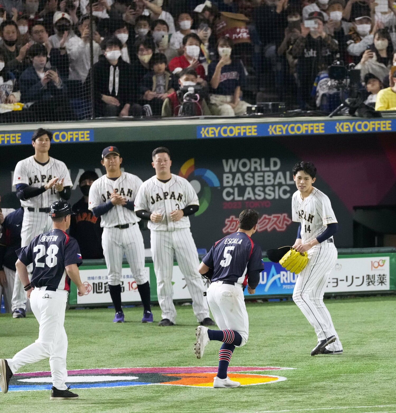 チェコ戦。死球を与えて謝る佐々木朗希、応えるエスカラ。2人の交流は続いていた ©KYODO