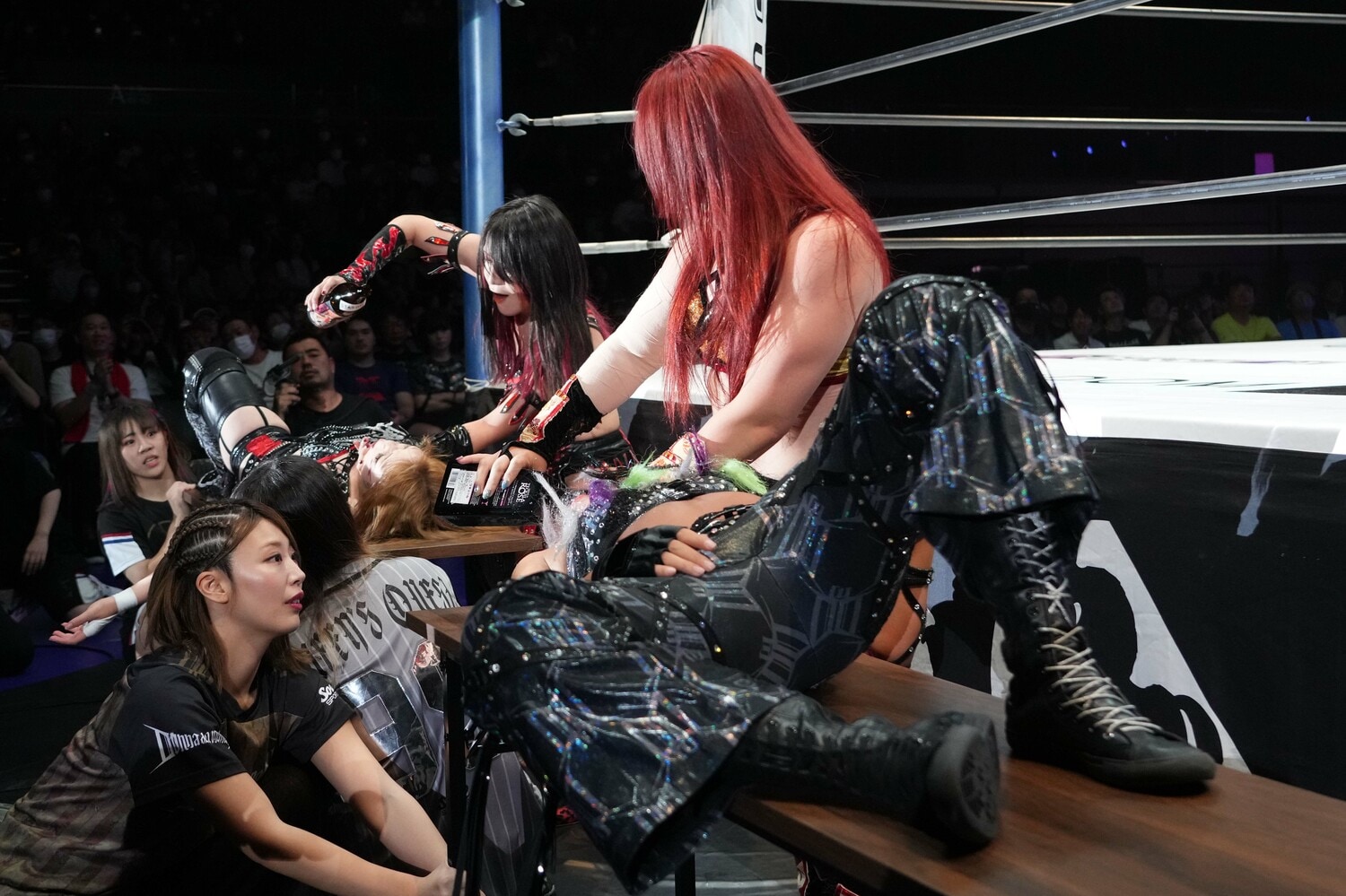 場外の机上で林下詩美から焼酎を浴びせられる鈴季すず。手前は舞華とジュリア