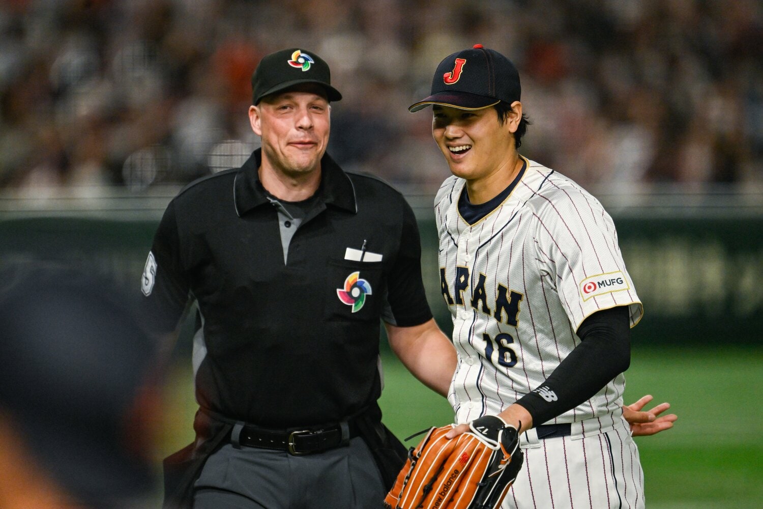 主審も大谷も笑顔　©Nanae Suzuki