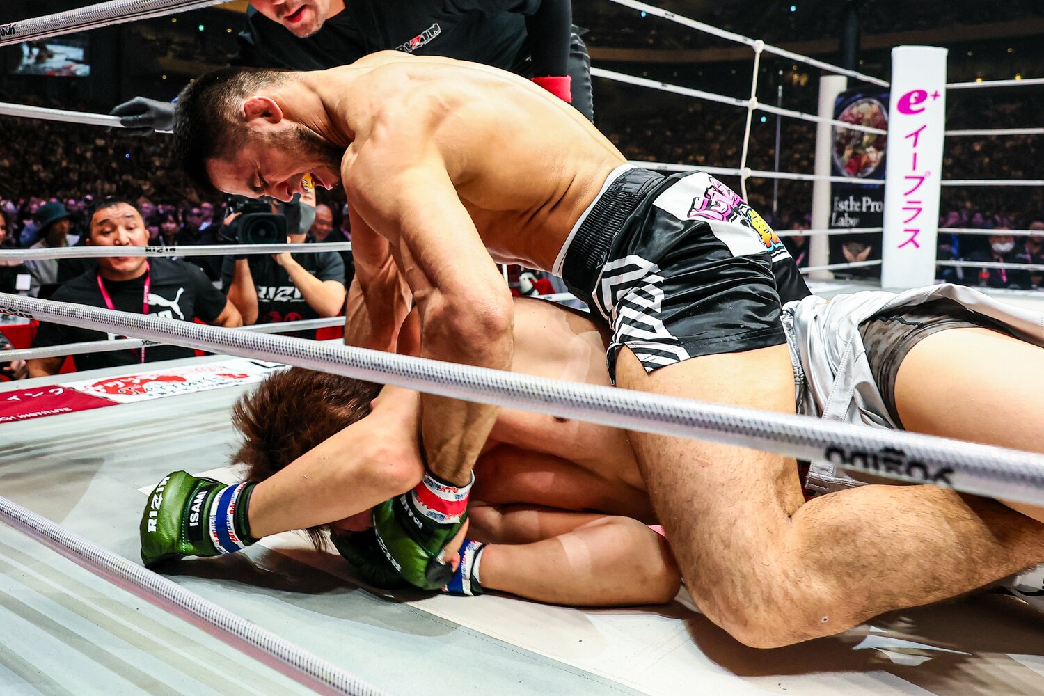 シェイドゥラエフのパウンドが朝倉未来の顔面に突き刺さる瞬間　©RIZIN FF Susumu Nagao