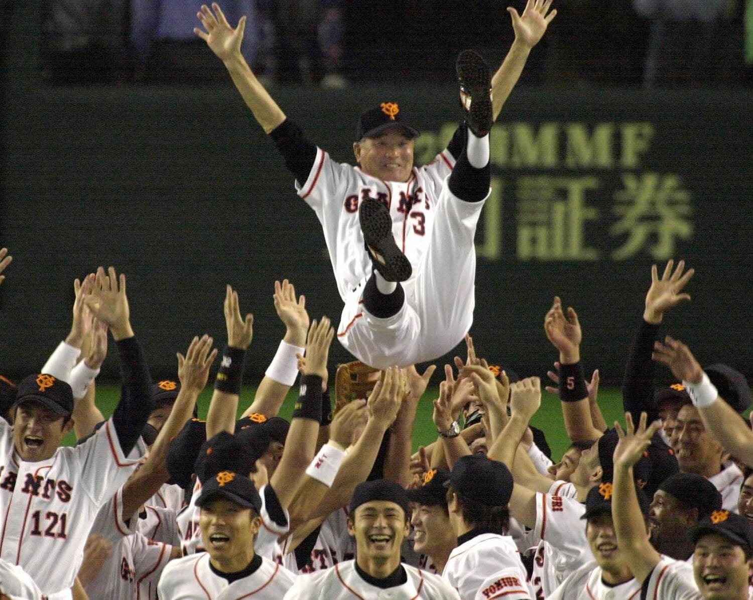 6年ぶりとなる日本一を決めて胴上げされる長嶋茂雄監督（2000年）　©JIJI PRESS
