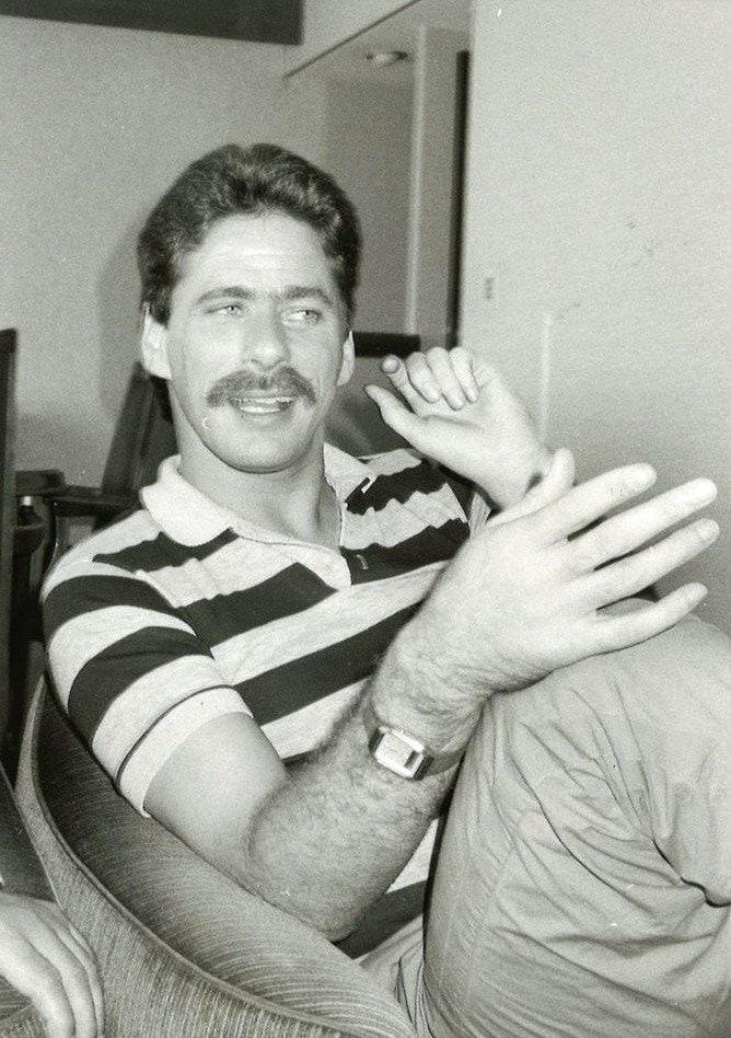 カムストックが雑誌インタビューに応えた際の貴重な写真（1986年撮影）　©BUNGEISHUNJU