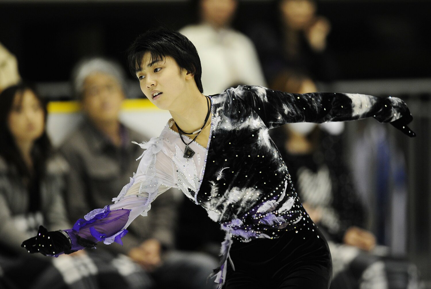 2011年5月のチャリティー演技会に登場した羽生　©AFLO